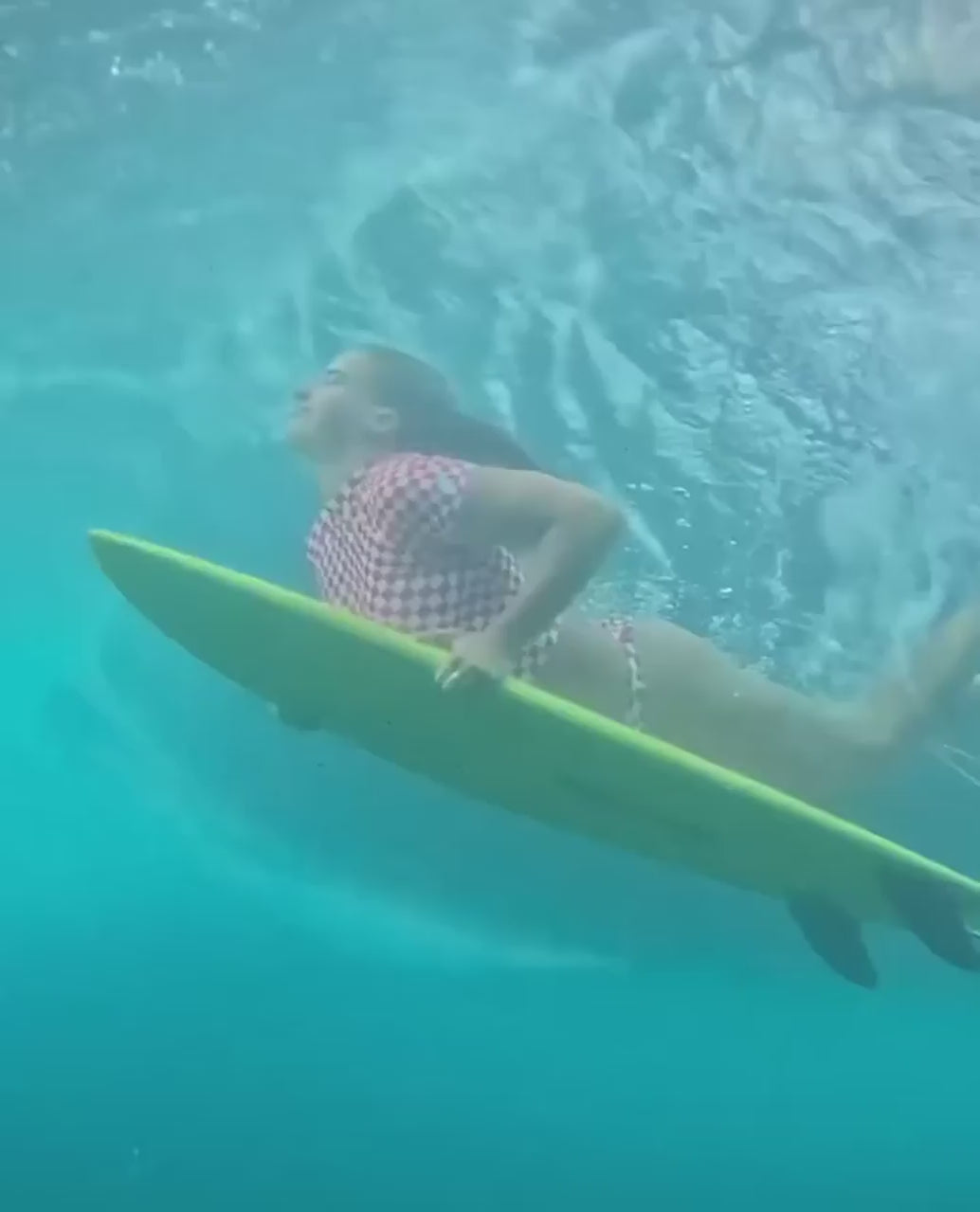 Postcards from paradise with @ellienadilan and @kelliemitchell on the tools. ⁠
⁠
#saltgypsy #sustainableswimwear #sustainablesurf #styleinthelineup #womenwhosurf